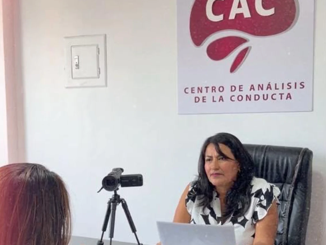 La directora del Centro CAC atendiendo en su consultorio de Surco, con la cámara que graba la sesión